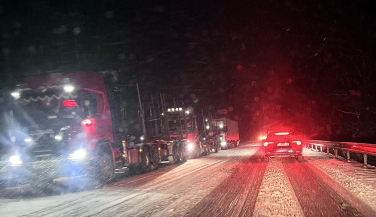 Sníh komplikuje dopravu v kraji. Auta se trápí na Mohelničáku