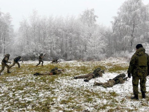 Ukrajinští vojáci trénují na mrazivé Libavé. Po cvičení jedou hned na frontu, konstatovala armáda