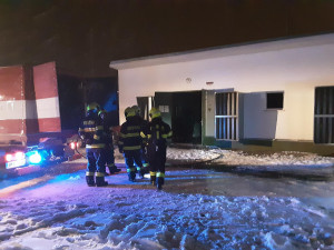 Čtyři jednotky hasičů likvidovaly požár trafostanice v Rokytnici. Škoda je pět milionů