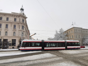 Počasí trápí i autobusy, tramvaje či vlaky. Namrzlo i trakční vedení na novém úseku do Šumperka