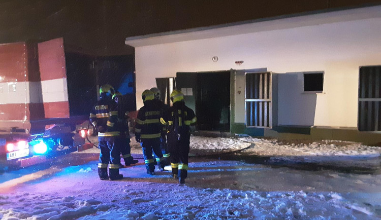 Čtyři jednotky hasičů likvidovaly požár trafostanice v Rokytnici. Škoda je pět milionů