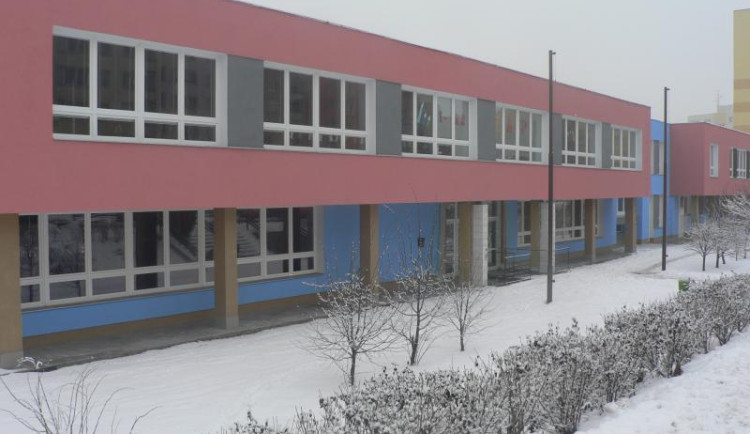 Chlad ve škole a výuka ve svetrech a bundách? Šíření paniky, odmítá Přerov dotaz zastupitele z SPD