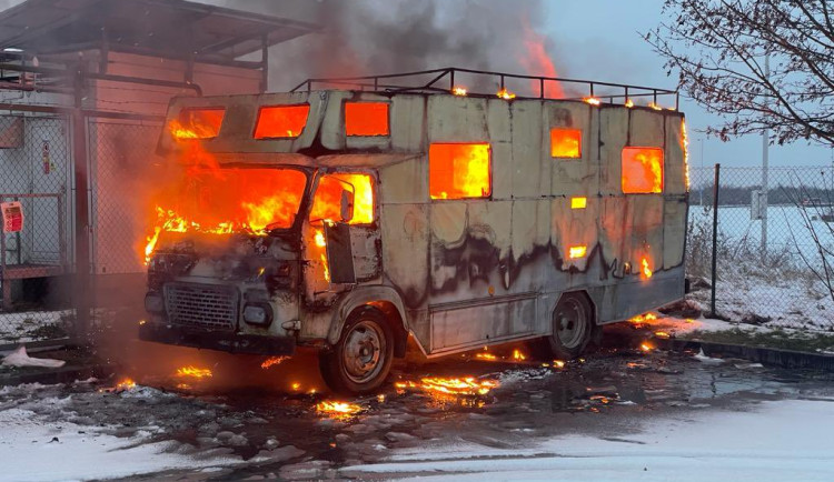 VIDEO: V Českobrodské ulici hořel opuštěný karavan