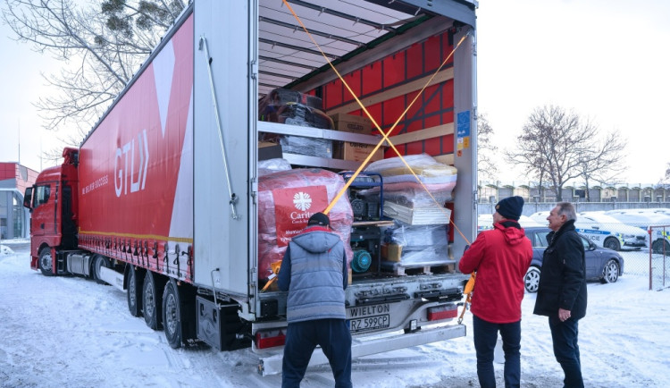 Světlo a teplo pro Ukrajinu: Z Olomouce vyjel kamion se stovkami elektrocentrál a další pomocí