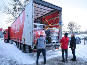 Světlo a teplo pro Ukrajinu: Z Olomouce vyjel kamion se stovkami elektrocentrál a další pomocí