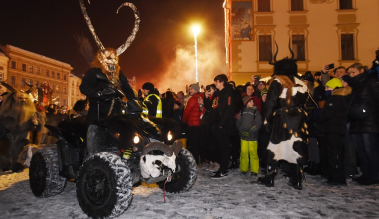 FOTOGALERIE: Na rej Krampusů do Olomouce zamířily tisíce lidí. Čerty hlídala profesionální ochranka