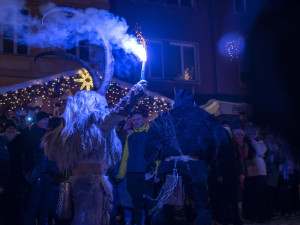 Na rej Krampusů do Olomouce zamířily tisíce lidí. Čerty hlídala profesionální ochranka