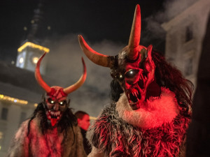 Na rej Krampusů do Olomouce zamířily tisíce lidí. Čerty hlídala profesionální ochranka