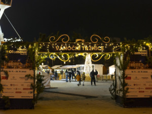 ANKETA: Jak se vám líbí? Oznámkujte letošní vánoční trhy v centru Olomouce