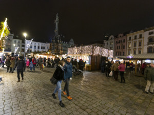 ANKETA: Jak se vám líbí? Oznámkujte letošní vánoční trhy v centru Olomouce