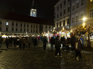 ANKETA: Jak se vám líbí? Oznámkujte letošní vánoční trhy v centru Olomouce