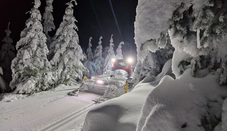 Sjezdovky i běžkařské stopy zaplnili lyžaři. Zimní sporty lákaly v Jeseníkách i u Olomouce