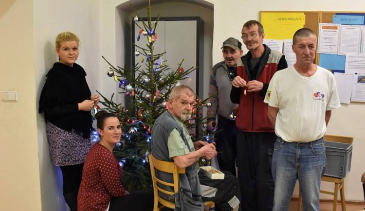 Vánoce i pro lidi v nouzi. Charita chystá příjemné prostředí a pokračuje se sbírkou balíčků i cukroví