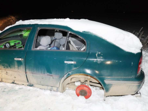 Muž kvůli poruše zaparkoval auto na poli poblíž Vrbátek. Po třech dnech z něho byl vrak