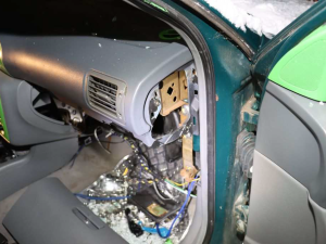 Muž kvůli poruše zaparkoval auto na poli poblíž Vrbátek. Po třech dnech z něho byl vrak