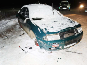 Muž kvůli poruše zaparkoval auto na poli poblíž Vrbátek. Po třech dnech z něho byl vrak