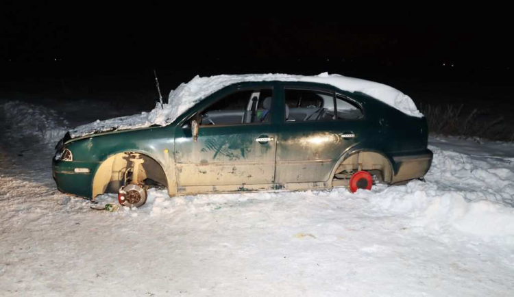 Muž kvůli poruše zaparkoval auto na poli poblíž Vrbátek. Po třech dnech z něho byl vrak