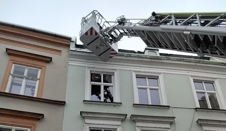 Ze střech v Olomouci, Přerově a Litovli hasiči odstraňovali rampouchy. Riziko poroste, přijde obleva