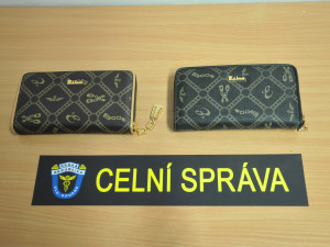 VIDEO: Na Mohelnicku celníci zabavili padělané zboží za 800 tisíc korun. Šlo o světoznámé značky