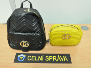 VIDEO: Na Mohelnicku celníci zabavili padělané zboží za 800 tisíc korun. Šlo o světoznámé značky