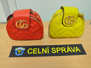 VIDEO: Na Mohelnicku celníci zabavili padělané zboží za 800 tisíc korun. Šlo o světoznámé značky