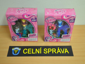 VIDEO: Na Mohelnicku celníci zabavili padělané zboží za 800 tisíc korun. Šlo o světoznámé značky