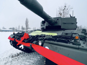 Armáda dnes v Přáslavicích převzala první tank, který dostala z Německa za pomoc Ukrajině