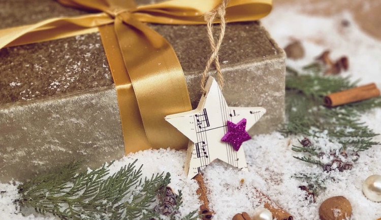 Ježíškova výzva vykouzlila úsměv pacientům v hradecké nemocnici, rozdalo se přes sto dárků