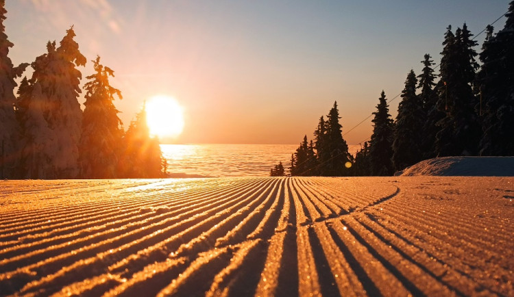 Přes svátky budou v Krkonoších a Orlických horách připraveny desítky kilometrů sjezdovek