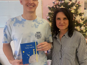 Maminka s Lukášem, který drží v ruce deník připomínají mu chvíle v nemocnici