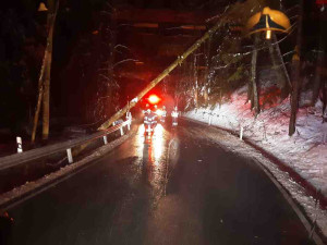Kraj zlobí obleva. Hasiči odstraňují stromy a větve ze silnic a rampouchy ze střech