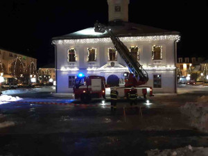 Kraj zlobí obleva. Hasiči odstraňují stromy a větve ze silnic a rampouchy ze střech