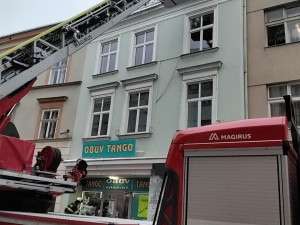 Kraj zlobí obleva. Hasiči odstraňují stromy a větve ze silnic a rampouchy ze střech