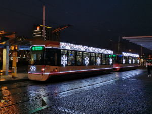 Olomouc opět soutěží o nejhezčí vánoční tramvaj. V anketě je přes třicet vozů z celé Evropy