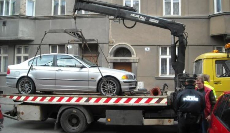 Prostějov nechal z ulic odtáhnout již 80 nepojízdných vozů. Některé půjdou do dražby