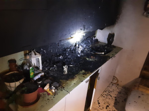 Na Štědrý den hasiči likvidovali požár kuchyně v Tučíně. V Drahotuších auto narazilo do domu