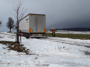 Na Štědrý den hasiči likvidovali požár kuchyně v Tučíně. V Drahotuších auto narazilo do domu