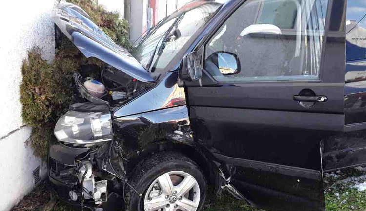Na Štědrý den hasiči likvidovali požár kuchyně v Tučíně. V Drahotuších auto narazilo do domu