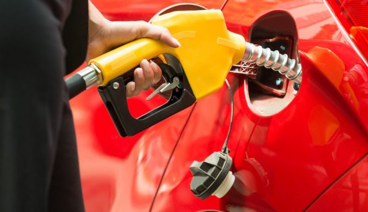 Ceny benzínu padají dolů, ale po Novém roce naberou opačný směr