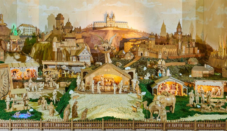 VIDEO: Rozhledna na Pradědu, zvonička v Rudolticích. Unikátní betlém z Mohelnice je přístupný až do Třech králů