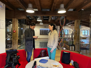 Jakub Plánka a Lucie Čižmařová během natáčení dokumentárního snímku v olomoucké Pevnosti poznání