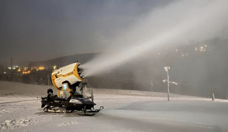 V Jeseníkách ubylo sněhu, střediska jsou v provozu, běžkaři to mají těžší. Zatím jedou Hlubočky i Hrubá Voda