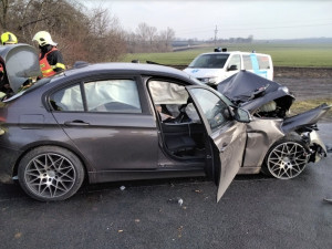 Při nehodě u Němčic nad Hanou se zranilo deset myslivců. Jeli na vlečce traktoru, do kterého narazilo auto