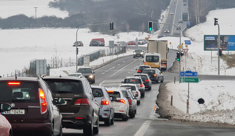 Výjezd z Přerova brzdí semafor u dálničního sjezdu. Úleva přijde po dokončení D1