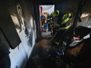 Požár v paneláku na Na Černé cestě. Hasiči z hořícího bytu zachránili jednu osobu, přiletěl pro ni vrtulník