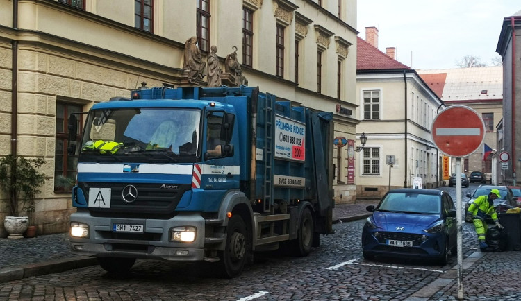 Hradecké služby do toho šláply, teď budou svážet vánoční stromky