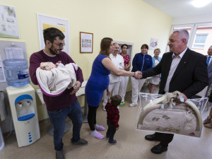 Anička z Jívové je prvním miminkem roku. Rodiče chválí personál šternberské porodnice