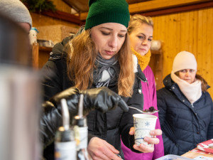 Stánek s punčem na vánočních trzích v Olomouci vydělal na charitu 1,6 milionu