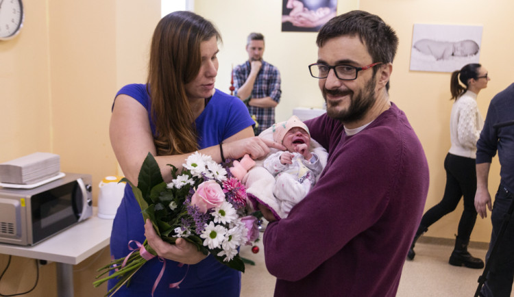 Anička z Jívové je prvním miminkem roku. Rodiče chválí personál šternberské porodnice