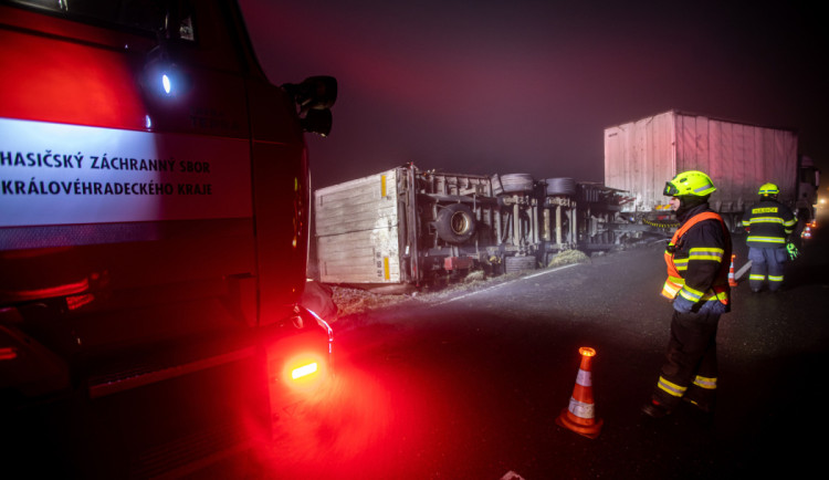 Silnice ráno klouzaly, výsledkem byly ťukance i auta v příkopech